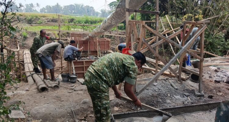 Pengecoran Jembatan Perintis Garuda Berlanjut, Wujud Kebersamaan Koramil Kedungkandang dan Warga