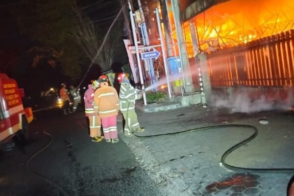 Kebakaran di Toko Ogan, Damkar Kota Malang Evakuasi 1 Korban