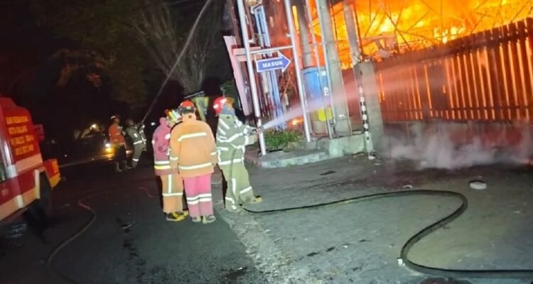Kebakaran di Toko Ogan, Damkar Kota Malang Evakuasi 1 Korban