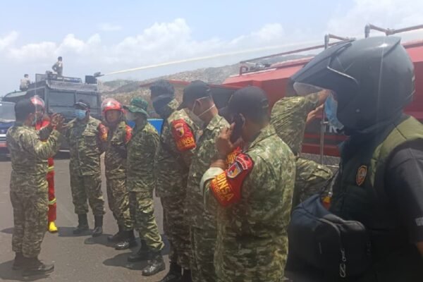Kesigapan Kodim 0833 Kerahkan Mobil Damkar dan Personel Bantu Pemadaman Kebakaran TPA Supiturang