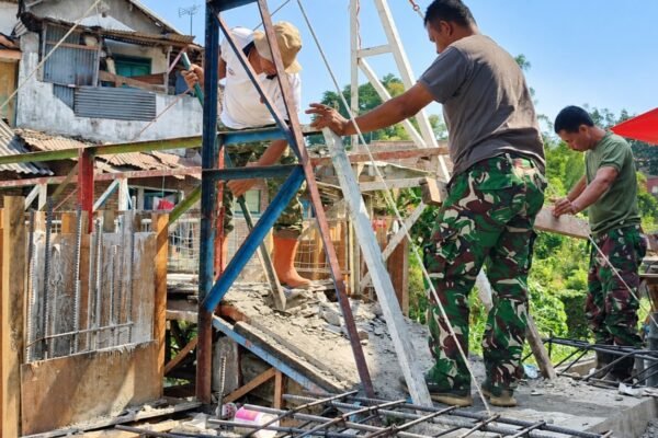 Koramil Klojen Percepat Pengerjaan Jembatan Perintis Garuda Oro-Oro Dowo