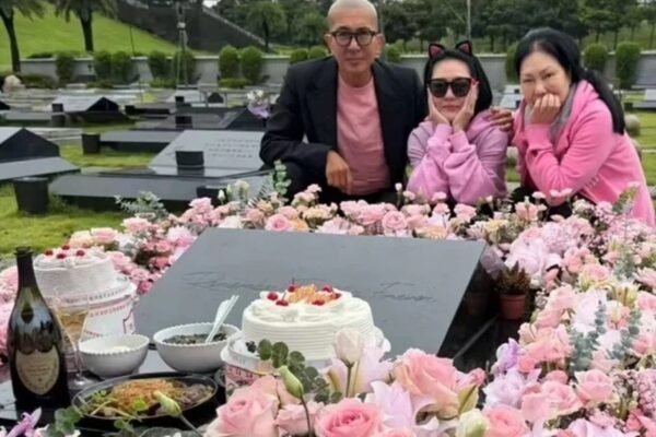 Viral! Foto Keluarga di Makam Mendiang Barbie Hsu Bikin Netizen Mewek