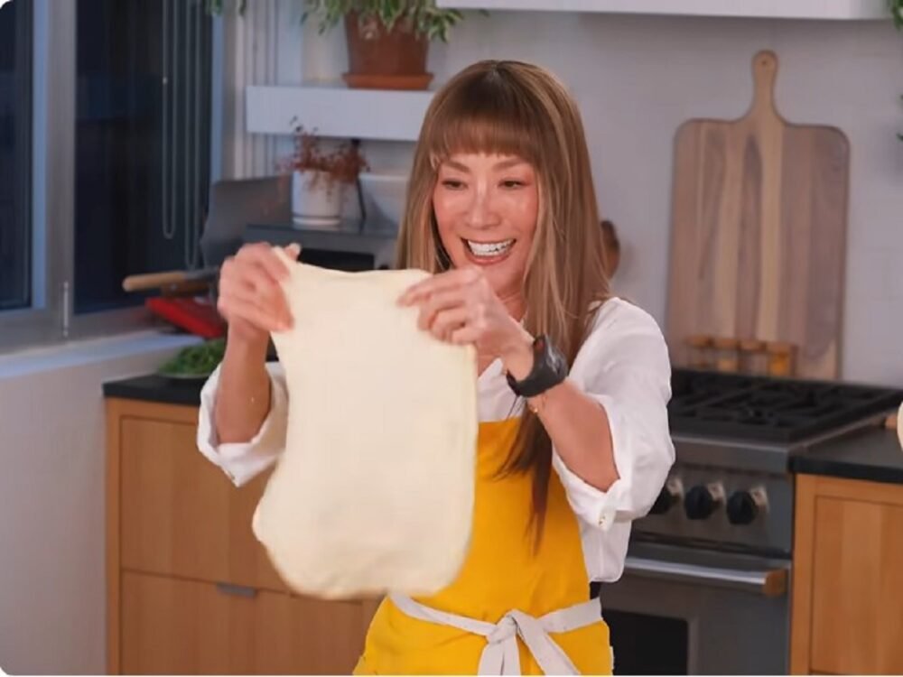 Lama Tak Muncul, Michelle Yeoh Makin Cantik dengan Gaya Rambut Kekinian