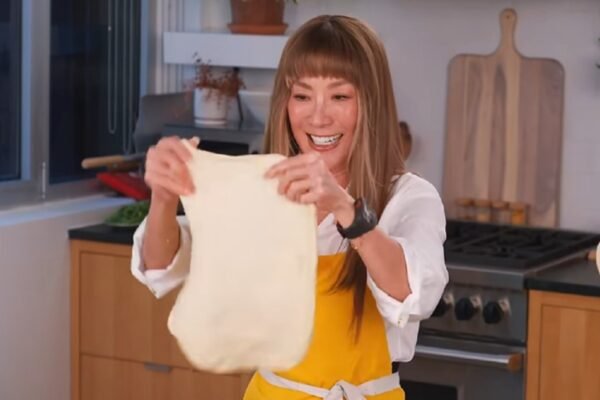 Lama Tak Muncul, Michelle Yeoh Makin Cantik dengan Gaya Rambut Kekinian