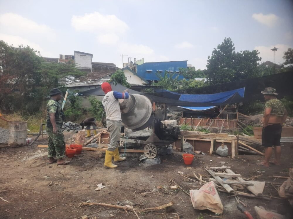 Pembangunan Jembatan Warga dan Babinsa Koramil 0833-05/Lowokwaru Kompak Bersatu Kebut Jembatan Perintis Garuda