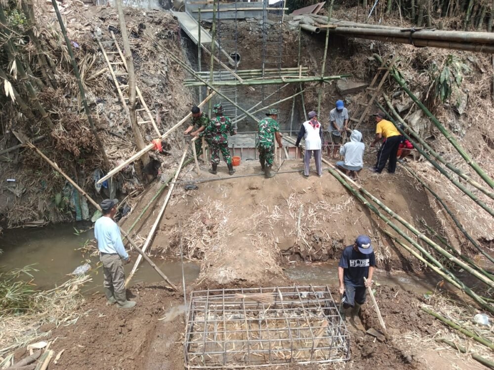 Pengecoran Pondasi Jembatan Perintis Garuda Kedungkandang Malang, Koramil Kedungkandang dan Warga Bersinergi
