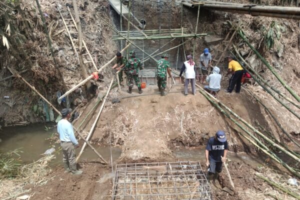 Pengecoran Pondasi Jembatan Perintis Garuda Kedungkandang Malang, Koramil Kedungkandang dan Warga Bersinergi