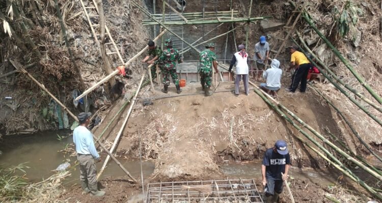 Pengecoran Pondasi Jembatan Perintis Garuda Kedungkandang Malang, Koramil Kedungkandang dan Warga Bersinergi