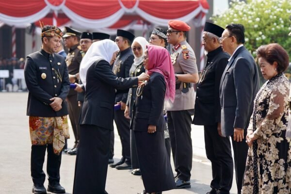 Perjuangan Tiga Dekade untuk Ekonomi Kerakyatan, Sri Untari Raih Lencana Emas Jer Basuki Mawa Beya