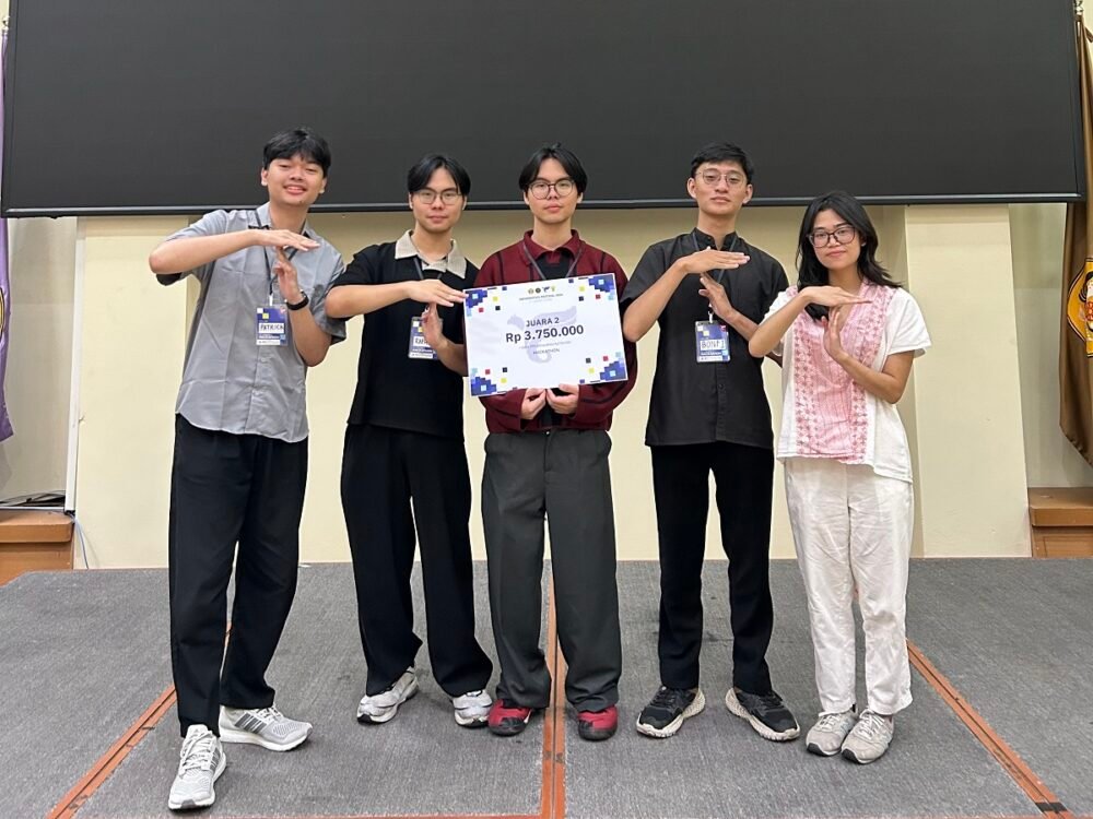 Lewat ‘Nyambung’, Kolaborasi Mahasiswa Sains Data UB dan UNAIR Sabet Juara 2 Hackathon IFEST 2026
