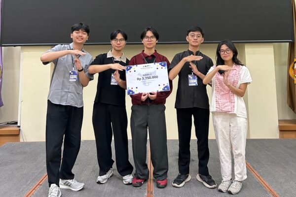 Lewat ‘Nyambung’, Kolaborasi Mahasiswa Sains Data UB dan UNAIR Sabet Juara 2 Hackathon IFEST 2026