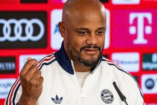 Pingsan di Sesi Latihan, Vincent Kompany Dilarikan ke Rumah Sakit